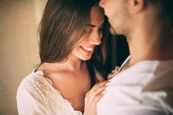 Vì osin trẻ nóng bỏng, lại lả lơi nên chồng tôi 'chẳng cầm lòng'