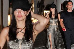 Siêu mẫu nội y Adriana Lima mặt mộc, gợi cảm sánh đôi bạn trai mới