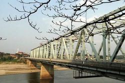 Sắp dừng lưu thông phương tiện qua cầu Yên Bái để sửa chữa mặt cầu