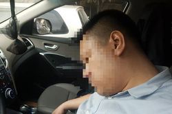 Hi hữu: Ngủ quên trong xe ô tô khi dừng đèn đỏ giữa ngã tư Tràng Tiền