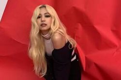 Nếu Lisa Black Pink nhuộm tóc đen thì Jennie cá tính với mái tóc vàng rũ rượi trong loạt ảnh thời trang