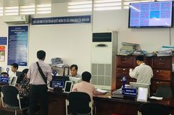 Vách kính ngăn và tâm lý người dân khi đến 'cửa công'
