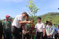 Bí thư Tỉnh ủy Dương Văn Trang thăm,tặng quà nhân dân làng Hà Đừng 1