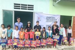 Bàn giao bếp ăn và tặng quà cho học sinh, đồng bào vùng khó