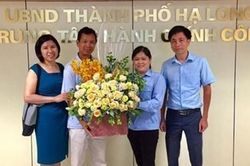 Nữ lao công nhặt được túi xách 'chứa' 450 triệu đồng