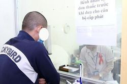 Người đàn ông 8 năm chiến đấu với căn bệnh thế kỷ nhờ có 'bùa hộ mệnh'