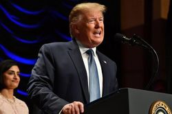 Tổng thống Trump gây hoang mang khi nói thận nằm trong tim