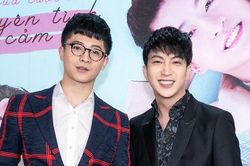 Bỏ quên nữ chính của phim, Harry Lu vui vẻ tạo dáng bên B Trần