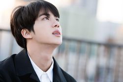 ARMY cho rằng ánh mắt chết người của Jin BTS chính là thứ 'đáng sợ' nhất trên đời