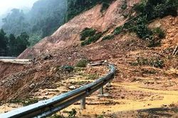 6.000m³ đất đá sạt xuống quốc lộ 4D Lai Châu - Lào Cai
