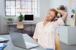 Bỏ túi bài tập đơn giản giúp giảm đau lưng cho chị em công sở