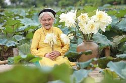 Cụ bà 90 tuổi nhuộm răng đen chụp ảnh sen cười tỏa nắng ai nhìn cũng 'trầm trồ'