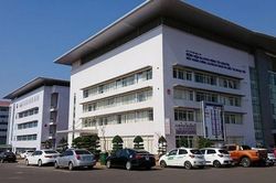 Nữ nhân viên y tế mang thai bị người nhà bệnh nhân đánh