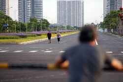Người dân thoải mái tập thể dục buổi sáng trên con đường 8 làn sắp thông xe