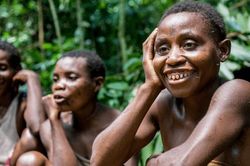 Bộ lạc bí ẩn trong rừng mưa Congo chuyên bắt sâu săn khỉ làm bữa ăn