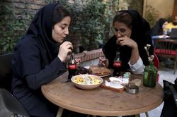 Bất chấp cấm vận, hàng Mỹ vẫn đầy rẫy ở Iran