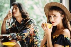 Than thở vì bị người yêu giận dỗi do mua quà cho bạn thân trong dịp du lịch, anh chàng bị CĐM 'ném đá' vì lí do bất ngờ này