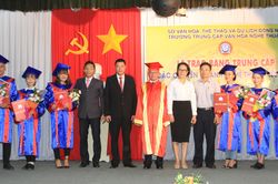 Trao bằng tốt nghiệp cho 16 học sinh nghệ thuật