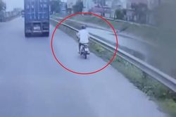 Cố vượt, tài xế xe máy ngã nhào sát container