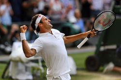 Federer ăn mừng đầy cảm xúc khi hạ Nadal để vào chung kết Wimbledon