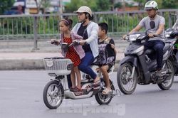 Xe đạp điện phóng như xe máy trên đường phố Hà Nội