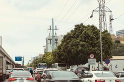 Hà Nội: Tắc đường trên cao, các phương tiện xếp hàng dài