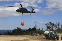 Colombia: Dùng trực thăng để đổ nước thánh lên thành phố
