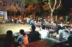 Dân thức đêm xếp hàng nộp hồ sơ xin học cho con, Chủ tịch huyện nói 'Không nắm được'!?