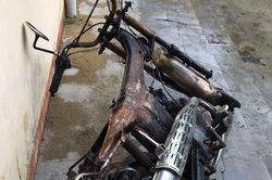 Châm thuốc hút gần bình xăng, kẻ cướp khiến xe máy cháy trơ khung