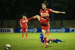Văn Toàn trút giận vào bảng quảng cáo trong trận thua CLB Quảng Ninh