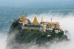 Độc đáo tu viện dát vàng giữa vùng đất mây vờn ở Myanmar