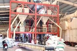 Công nhân chết thảm vì bị cuốn vào máy trộn cám