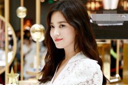 Song Hye Kyo vẫn vui vẻ dù bị chỉ trích ở quê nhà