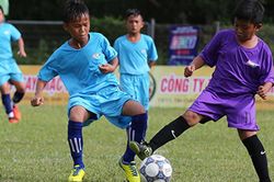 Công Vinh 'truyền lửa' đam mê cho cầu thủ nhí