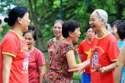 Nhộn nhịp quang cảnh tập thể dục buổi sáng bên Hồ Gươm