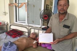 Trao hơn 43 triệu đến em Trần Duy Hào bị bỏng điện cụt cả hai tay