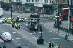 Xe tải lao vào đám đông ở London làm 7 người bị thương