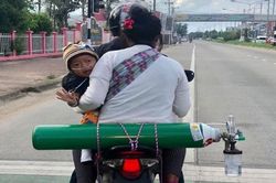 Không ai yêu thương con bằng cha mẹ: Cặp vợ chồng vượt 120 km 2 ngày 1 lần để đổi bình oxy giữ mạng con