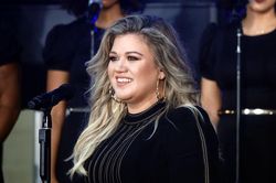 Cựu quán quân American Idol - Kelly Clarkson bày cách Taylor Swift lấy lại quyền sở hữu 6 album, nghe xong ai cũng thấy… mệt