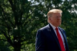 Hơn hai năm tại vị, TT Trump tiếp tục chĩa mũi dùi vào ông Obama