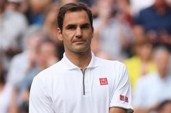 Federer thẫn thờ nhìn Djokovic nâng cup tại Wimbledon