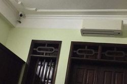 Nữ sinh khóc ròng vì bố mẹ lắp thứ này quanh nhà để 'dằn mặt'
