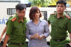 Việc còng tay, xích chân một người được coi là chưa có tội đúng hay sai ?