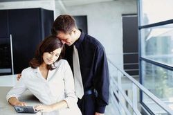Sự thật trong chiếc điện thoại bị chồng quên ở nhà khiến vợ chết lặng