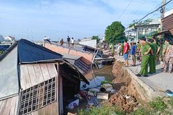 Đồng Tháp: Sạt lở kinh hoàng từ sáng sớm, 5 căn nhà bị cuốn trôi