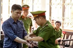 Có nên bỏ còng tay khi dẫn giải bị can, bị cáo đến Tòa?