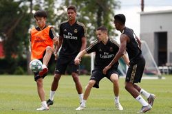 HLV Real Madrid sửng sốt trước tài năng 'Messi Nhật'