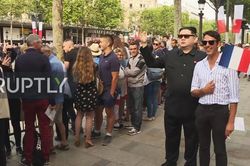 'NLĐ Kim Jong Un' vui vẻ ở Paris nhân ngày Quốc khánh Pháp