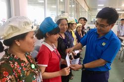 Trao quà cho công nhân hoàn cảnh khó khăn và nhà tình nghĩa cho người già neo đơn