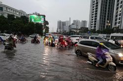 Mưa lớn khiến nhiều đường phố Hà Nội ùn tắc kéo dài